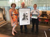 Commissaris Nathalie Janssen met label diervriendelijke gemeente in stadskantoor Leuven