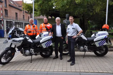 foto van de politie samen met de burgemeester bij de moto's