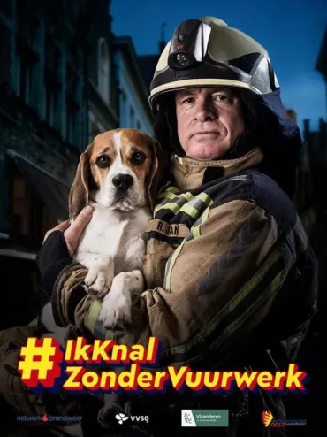 Brandweerman met hond