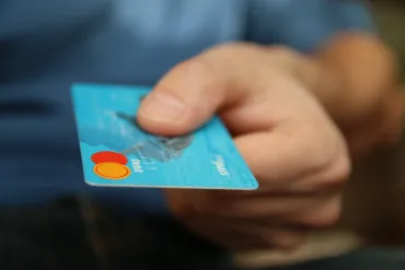 overhandigen van een bankkaart